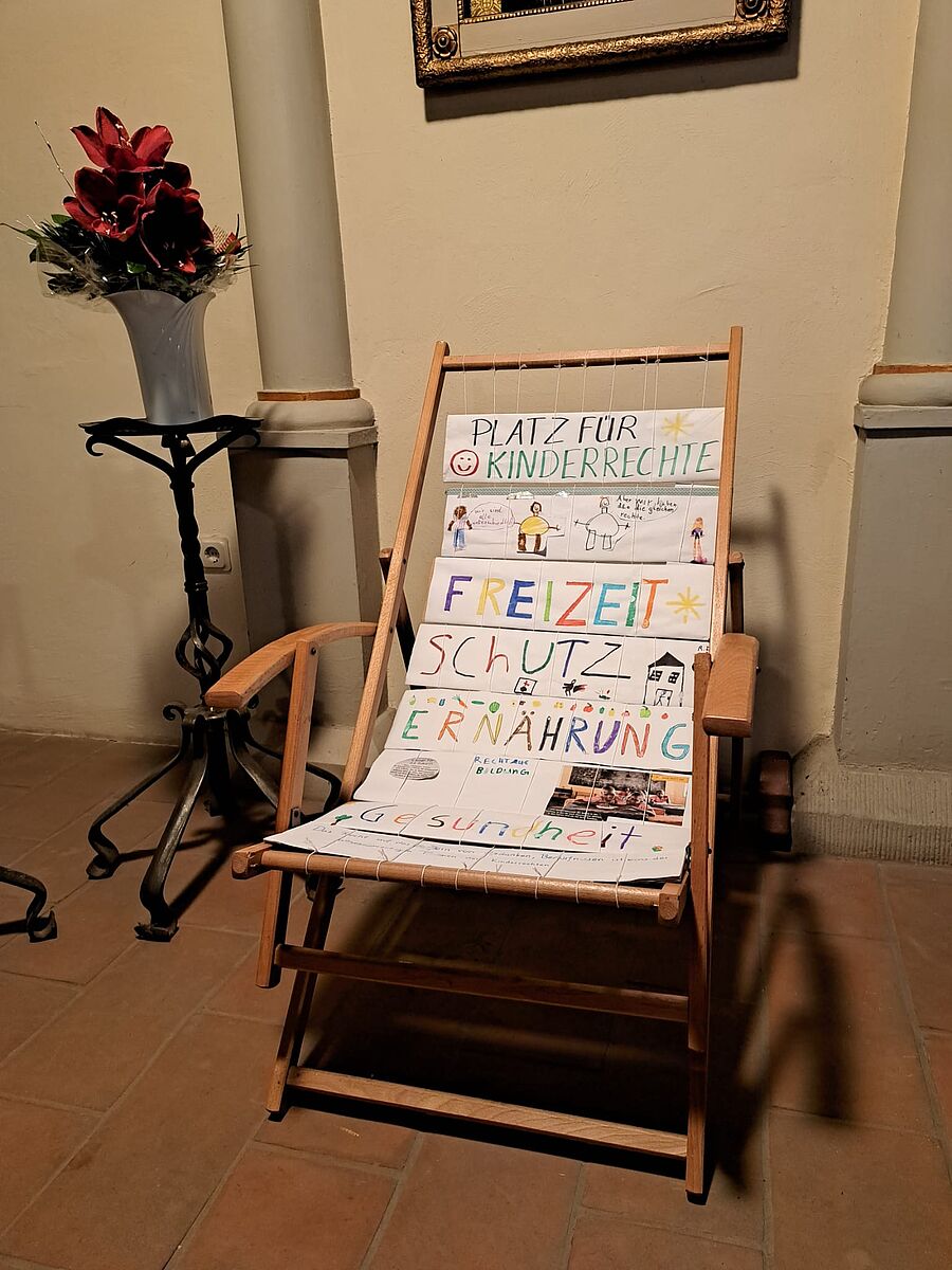 Wenn Kinderrechte beachtet werden, können Kinder in ruhiger und entspannter Umgebung aufwachsen. Deshalb haben die Sternsinger aus Weener und Umgebung einen Liegestuhl mit Kinderrechten gestaltet. // © Christiane Siepker
