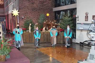 Die Sternsinger Lea (12), Matilda (10), Marlene (11) und Christiana (10) aus der Pfarrei St. Wendelinus Hainstadt durften beim Jubiläums-Gottesdienst dabei sein.