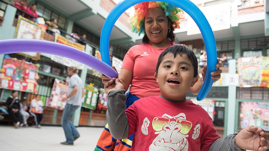 Party, Im Zentrum "Yancana Huasy". Dort erhalten Mädchen und Jungen mit geistiger und körperlicher Behinderung unabhängig von der finanziellen Situation ihrer Familien Unterstützung und Fürsorge. Lima, Peru, 10/2017