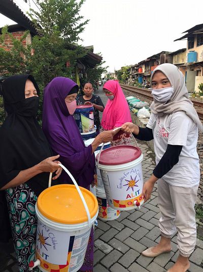 Das ALIT-Team brachte den Menschen auch kleine Wasserstation und Seife zum Händewaschen. Denn nicht jede Familie in Indonesien hat zuhause fließendes Wasser.