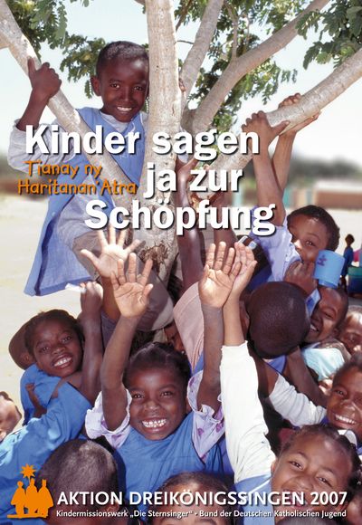 Plakat zur Aktion Dreikönigssingen 2007 für das Land Madagaskar.  Auf dem Plakat abgebildet sind mindestens 15 Kinder die rund um einen Baum herum spielen. Die Kinder stehen so dich beieinander, dass man garnicht sehen kann wie viele Kinder es genau sind. Alle tragen blaue Schuluniform und sind ausgelassen und glücklich. Eineige schauen in die Kamera während andere mit andern Kindern rangeln. Mittig steht: Kinder sagen ja zur Schöpfung. Daneben steht Tinay ny Haritanan´Aura. Das ist Madagassisch und heißt ebenfalls Kinder sagen ja zur Schöpfung. In der Fußzeile steht Aktion Dreikönigssingen 2007. 