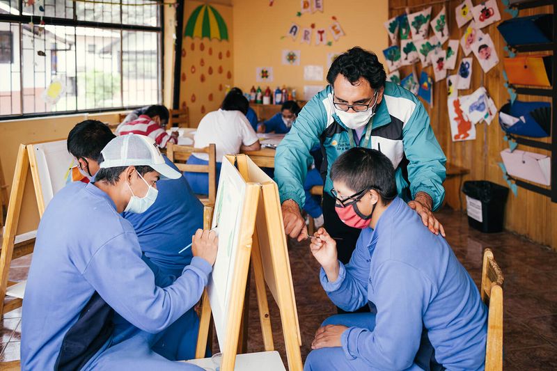 Kinder und Jugendliche entdecken ihre Talente, zum Beispiel beim gemeinsamen Malen. Die Mitarbeitenden von „Tierra Nueva“ gehen auf jedes Kind individuell ein.