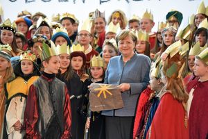 Bundeskanzlerin Angela Merkel in Mitten von Sternsingern