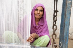 Mariam (Mutter von Salma) am Webrahmen, Milik, Indien