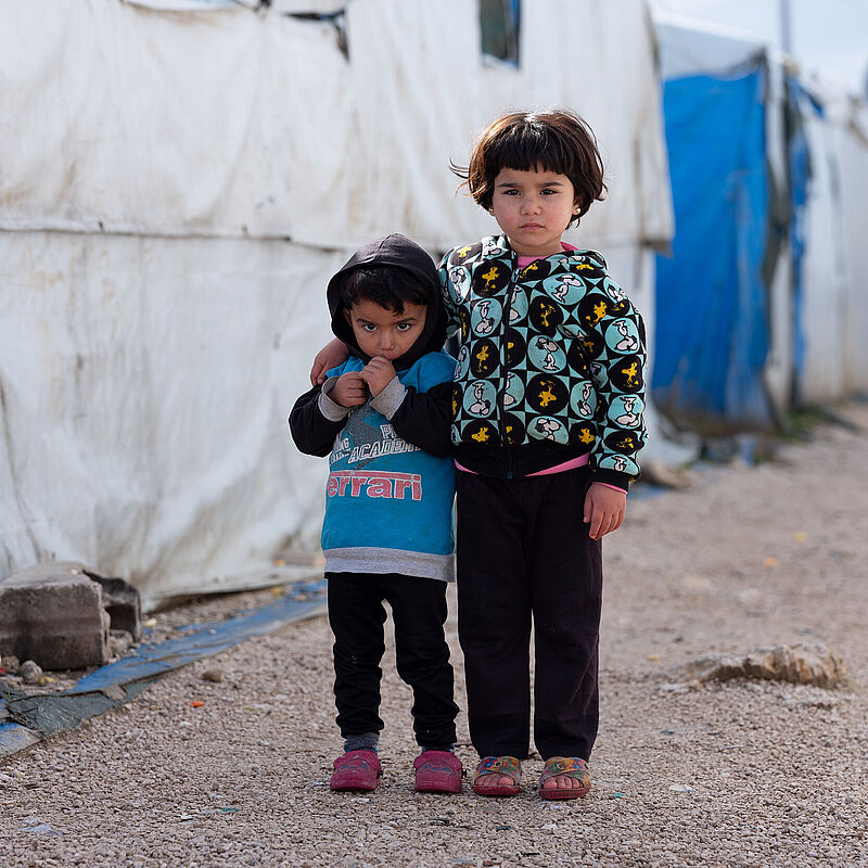 Die meisten Eltern, die aus Syrien in den Libanon geflohen sind, haben kein Einkommen. Sie können ihre Kinder weder ausreichend ernähren, noch den Schulbesuch ermöglichen. Für den Libanon stellen die vielen bedürftigen Menschen eine enorme wirtschaftliche und soziale Herausforderung dar.