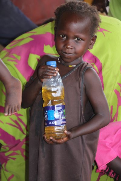 Insgesamt werden von den Nothilfen neben Bohnen, Milch und Erdnüssen auch über 25.000 Liter Speiseöl verteilt.
