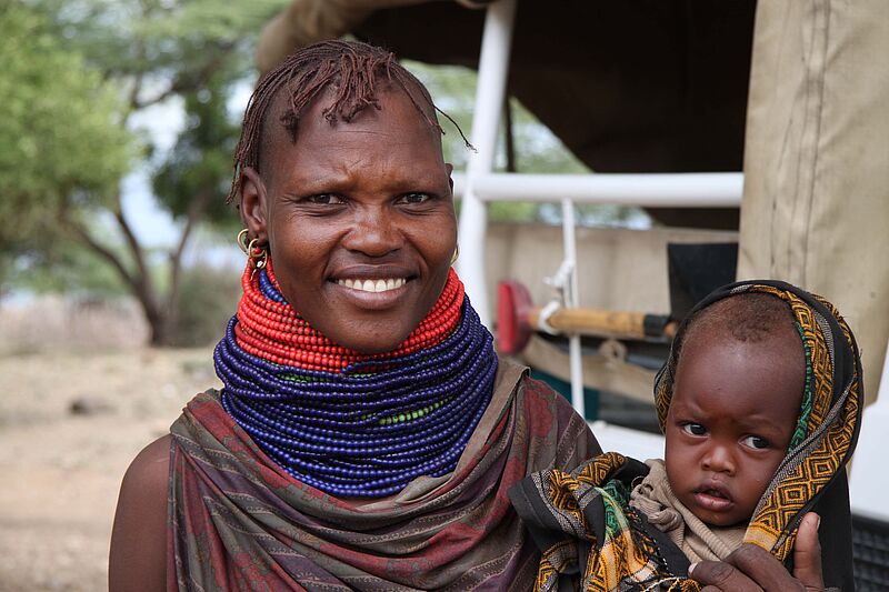 Mutter mit Kind vor der mobilen Klinik in der Turkana