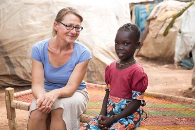 Lydia (7) mit Stefanie Frels. Das kleine Maedchen lebt mit ihrer Mutter Senna (27) und 5 Geschwistern im Fluechtlingscamp auf dem Gelaende der Salesianer. Der Vater ist im Buergerkrieg ums Leben gekommen. (c) Kathrin Harms/Sternsinger