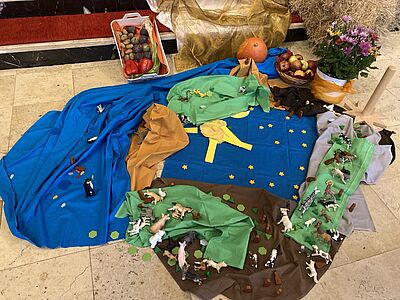 Im Rahmen des Erntedankgottesdienstes haben wir die Sternsingeraktion inkl. Staffelstab mit einbezogen.
180 Jahre Einsatz für Kinder in der Welt, für bessere Lebensbedingungen und damit auch für die Schöpfung. Ein wichtiger Moment "Danke!" zu sagen. // © Claudia Mainka