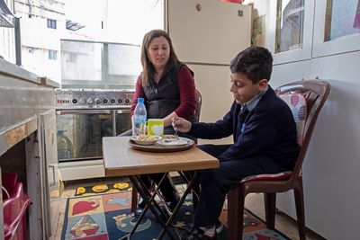 Rahman (9) und seine Mutter in ihrem Zuhause im Beiruter Stadtteil Bourj Hammoud.