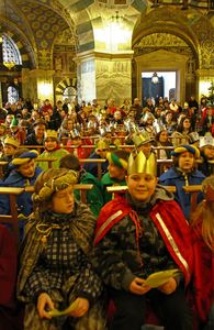 Der Aachener Dom voller Sternsinger. Alle Sternsinger haben Umhänge und Kronen auf. Viele Gäste sind gekommen um dem Gottesdienst beizuwohnen und die Sternsinger zu sehen.