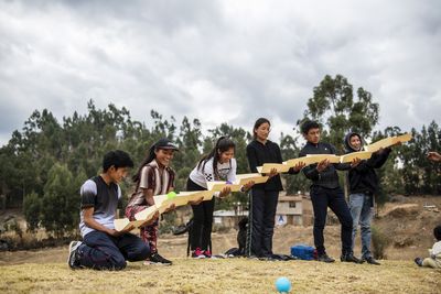 Jugendgruppe "Angeles de Shudal" trifft sich jeden Samstag auf dem Fußballplatz im Stadtteil Pacha Alta. Die Jugendlichen sind:  Rolando, 17 (graues T-Shirt mit Rolando-Schriftzug), Susan, 13 (bunte Leggin), Rosa, 14 (weißer Pullover), Ana Melva, 16 (Zopf), David, 15 (dunkle Jeans), Eber, 14 (blaue Jeans und Kaputzenpulliu), Bewegung „Micanto - José Obrero“, Cajamarca, Peru; Foto: Florian Kopp