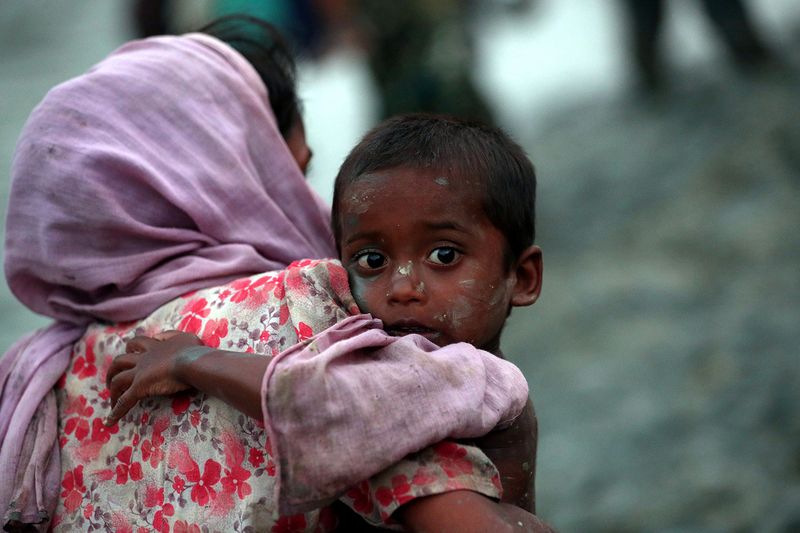 MYANMAR-ROHINGYA/BANGLADESH Eine Rohingya trägt ihr Kind über die Grenze.