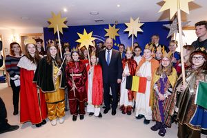 EU- Parlamentspräsident Martin Schulz empfängt rund 30 Sternsinger im Eu- Parlament. Die Sternsinger kommen aus sieben Nationen. Die Sternsinger sind in die traditionellen Gewänder gekleidet. Sie tragen bunte Umhänge und haben goldenen Kronen auf dem Kopf. Zwei der Sternsinger haben Querflöten dabei um den Gesang der anderen Sternsinger zu begleiten. ausserdem haben die Sternsinger insgesamt sechs Sterne dabei die sie an Stöcken hoch in die Luft halten. ImHintergrund ist Dr. Gotthard Kleine zusehen. Das ist der Geschäftsführer des Kindermissionswerkes.  