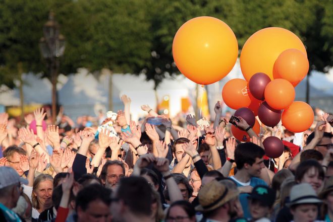 La-Ola-Welle beim Konzert zugunsten des Hilfswerks Misereor mit der A-Capella-Band Alte Bekannte auf der Buehne am Schlossplatz beim 101. Deutschen Katholikentag in Muenster am 11.05.2018.

FOTO: katholikentag.de, Benedikt Plesker 

