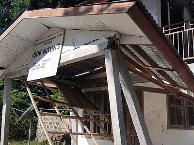 Zerstörtes Schulgebäude nach Erdbeben in Indonesien
