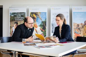 Anne Wunden, Geschäftsführerin und Pfarrer Dirk Bingener, Präsident des Kindermissionswerks ,Die Sternsinger'