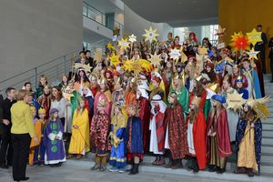 Die Sternsinger haben sich auf der Treppe des Bundeskanzleramtes versammelt damit ein schönes Gruppenfoto geschossen werden kann.