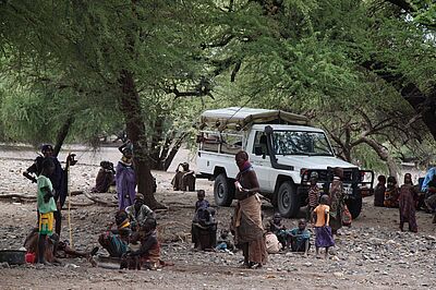 Die mobile Klinik in der Turkana wird bereits von einigen Müttern und ihren Kindern erwartet.