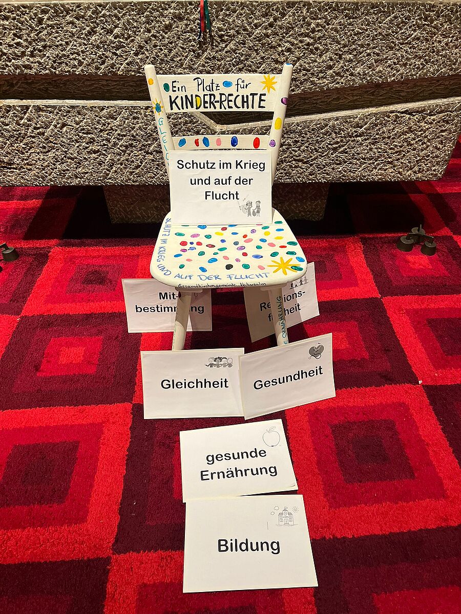 100 Sternsinger aus Neckarsulm haben hier, auf unserem "Platz für Kinderrechte" ihren Abdruck darauf hinterlassen.
Danke, dass ihr alle dabei seid! // © Vogt