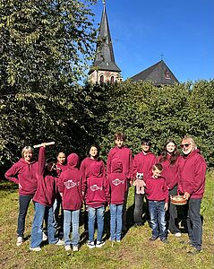 Zum Patronatsfest in St. Maria Geburt in Lohmar-Birk bereiteten wir Churchers eine Messe anlässlich des Jubiläums vor. Zugleich übernahmen wir die musikalische Gestaltung. Mit Musik, Texten und Gedanken machten wir die Botschaft der Sternsinger und ihren Einsatz für Kinder weltweit erlebbar. Sehr ausführlich stellten wir das Jubiläumsprojekt in San Salvador vor und konnten Spenden in Höhe von 400€ über eine Türkollekte sammeln.
Nach der Messe ging es auf der Pfarrwiese weiter. Bei strahlendem Sonnenschein erwartete die Familien ein buntes Spielefest.
 // © Silke Klug
