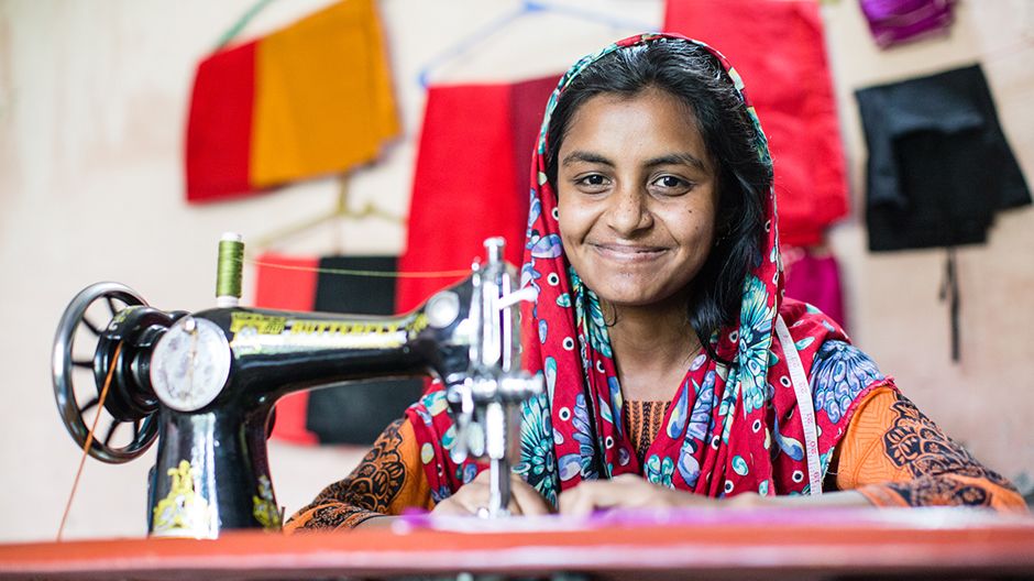 Mit der Unterstützung von ARKTF näht Rokeya (15) Khatun auf ihrer eigenen Nähmaschine für Kunden.