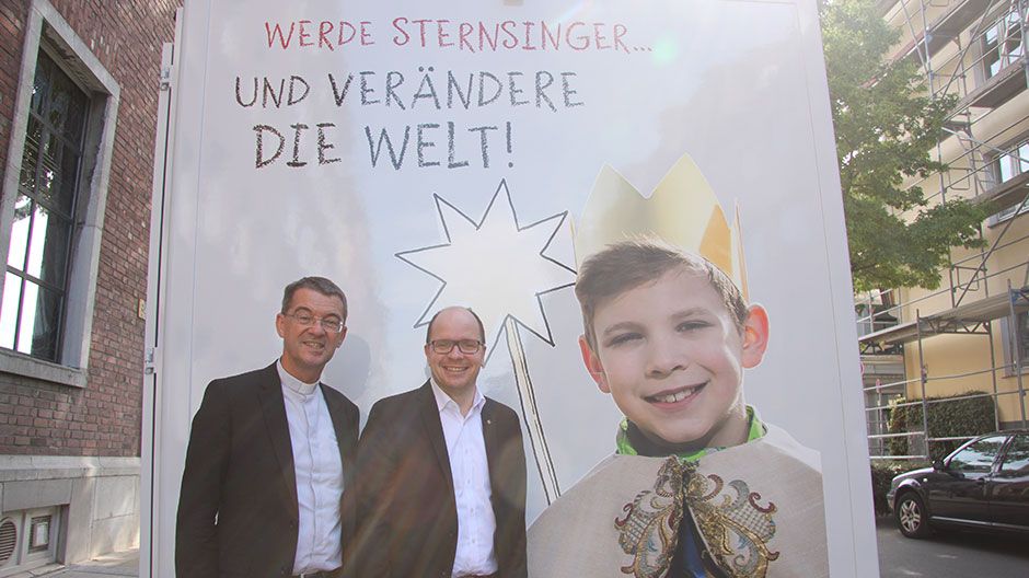 Prälat Dr. Klaus Krämer, Präsident des Kindermissionswerks ,Die Sternsinger’, und Pfarrer Dirk Bingener, Bundespräses des Bundes der Deutschen Katholischen Jugend (BDKJ), freuen sich über den Start des Sternsingermobils. 