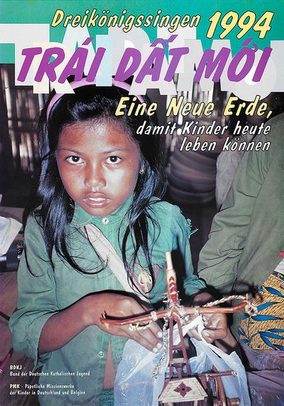 Das Aktionsplakat zur Aktion Dreikönigssingen 1994 für Vietnam. Abgebildet ist ein Mädchen mit langen schwarzen Haaren in denen ein Haarreif steckt.  Sie trägt ein grünes Hemd und eine grüne Hose. Neben ihr sitzt eine  erwachsene Person. Man sieht aber nur einen Arm und ein Bein. Da sMädchen und er grünen Kleidung hält eine Plastiktüte in den Händen. In dieser Plastiktüte befindet sich ein selbstgebautes Spielzeug aus Holzstöckchen und Kordeln. In der Kopfzeile des Plakats steht Dreikönigssingen ´94. Darunter steht Trái Dâ´t Moi. Da ist Vietnamesisch und bedeutet Eine neue Erde. So geht auch der Seligen der Aktion DReikönigssingen los. Er lautet, Eine neue Erde damit Kinder heute leben können. 