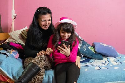 Rabella (8) mit ihrer Mutter in ihrem Zuhause im Beiruter Stadtteil Bourj Hammoud.
