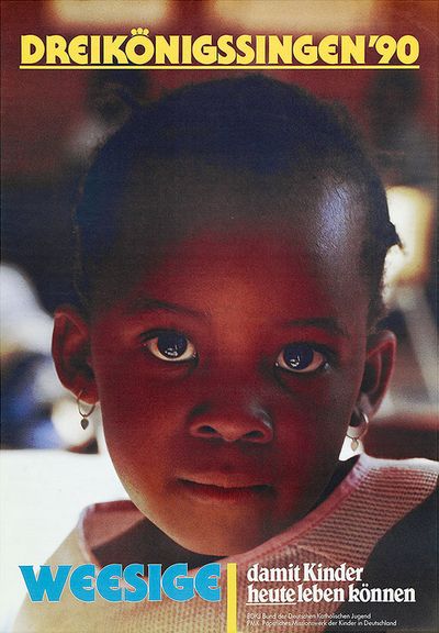 Ein Plakat der Aktion Dreikönigssingen aus dem Jahr 1990 für das Land Uganda in Afrika. Abgebildet auf dem Plakat ist ein Mädchen mit kurzen kraus-lockigen Haaren. Sie hat Ohrringe an und blickt direkt in die Kamera. In der Kopfzeile des Plakates steht in gelber Schrift Dreikönigssingen´90. In der linken unteren Ecke steht in blauer Farbe das Wort Weesige. Direkt daneben in der rechten unteren Ecke steht damit Kinder heute leben können. 