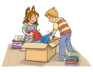 Eine kolorierte Zeichnung von zwei Kindern die Kleidungsstücke in einen Karton packen. Es sind ein Junge und ein Mädchen. Sie packen den Karton mit Kleidung voll um diese dann später an bedürftige Menschen zu spenden.