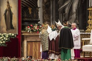 1_Neujahrsmesse_2017 Drei Sternsinger stehen vor Papst Franziskus. Sie haben die traditionellen Gewänder an. Die Sternsinger haben an der Gabenprozession teilgenommen. Sie stehen direkt vor dem Papst.