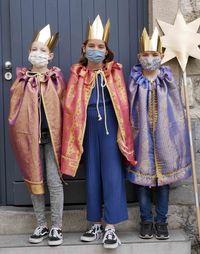 Drei Sternsinger mit Mund-Nasen-Schutz