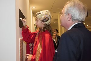 2017_Europaparlament_2 Die Sternsingerin Lisa schreibt den traditionellen Segen der Sternsinger an die Tür des Europaparlaments. Sie schreibt mit Kreide CMB. Cbm bedeutet Christus segne dieses Haus.