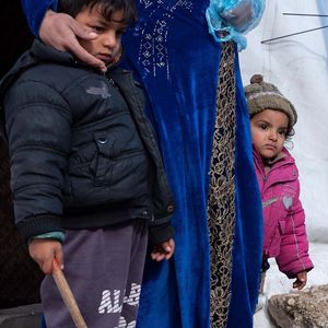 Kinder aus syrischer Flüchtlingsfamilie in einem Camp in der Bekaa-Ebene, Libanon