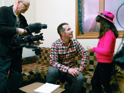 TV-Reprter Willi Weitzel im Gespräch mit Rabella bei den Dreharbeiten zum neuen Sternsingerfilm: Willi im Libanon.