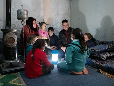 Nour (6) sitzt mit ihren Eltern und fünf Geschwistern in einem Zelt aus Plastikplanen, Holz und Pappe.