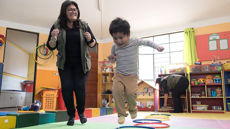 Junge mit Autismus, mit Therapeutin, in der Aussenstelle vom Zentrum "Yancana Huasy". Dort erhalten Mädchen und Jungen mit geistiger und körperlicher Behinderung unabhängig von der finanziellen Situation ihrer Familien Unterstützung und Fürsorge. Lima, Peru 10/2017