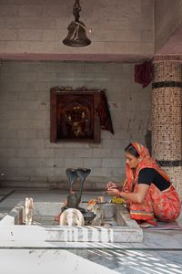 Bilderserie Indien Frau im Tempel