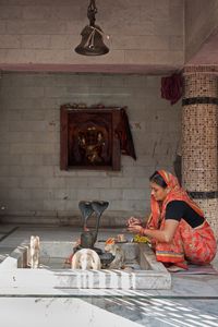 Frau im Tempel