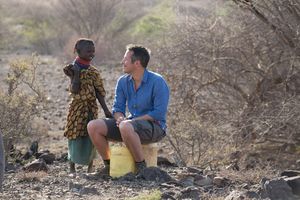 Willi und die zehn-jährige Aweet ruhen sich vom Wasserholen aus.