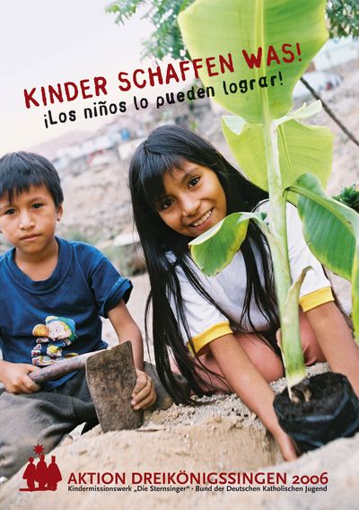 Ein Plakat zur Aktion Dreikönigssingen 2006 für das Land Peru. Auf dem Plakat abgebildet sind zwei Kinder. ein Junge mit einer Hacke für die Feldarbeit und ein Mädchen das grade die Hände an eine Pflanze legt. Beide blicken in die Kamera. Im Hintergrund ist noch unscharf die Siedlung und Behausungen zu sehen aus denen diese Kinder unter anderem kommen. In dem Bild pflanzen die beiden Kinder eine Pflanze in den Boden ein. Im Kopfbereich des Plakats steht: Kinder schaffen was. Auf Spanisch steht darunter Los ninos lo pudern lograr. In der Fußzeile steht Aktion Dreikönigssingen 2006.