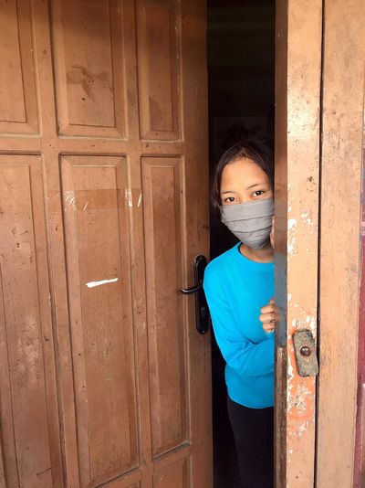 „Seit dem Ausbruch der Corona-Pandemie ist meine Schule geschlossen und ich kann nur zu Hause spielen. Wenn ich doch aus dem Haus gehe, muss ich eine Maske tragen“, erzählt die zwölfjährige Yufi aus Indonesien.